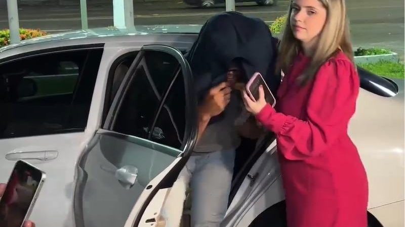 Cantor de forró que agrediu namorada se entregou à polícia em Manaus