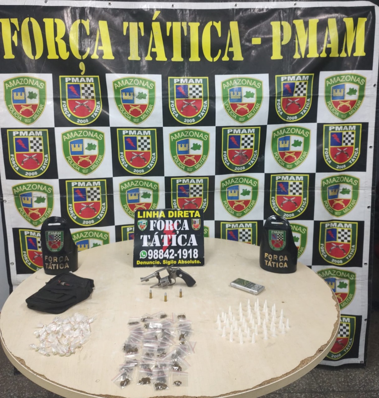 Polícia Militar do Amazonas apreende arma de fogo, 80 trouxinhas de drogas e 50 pinos de cocaína