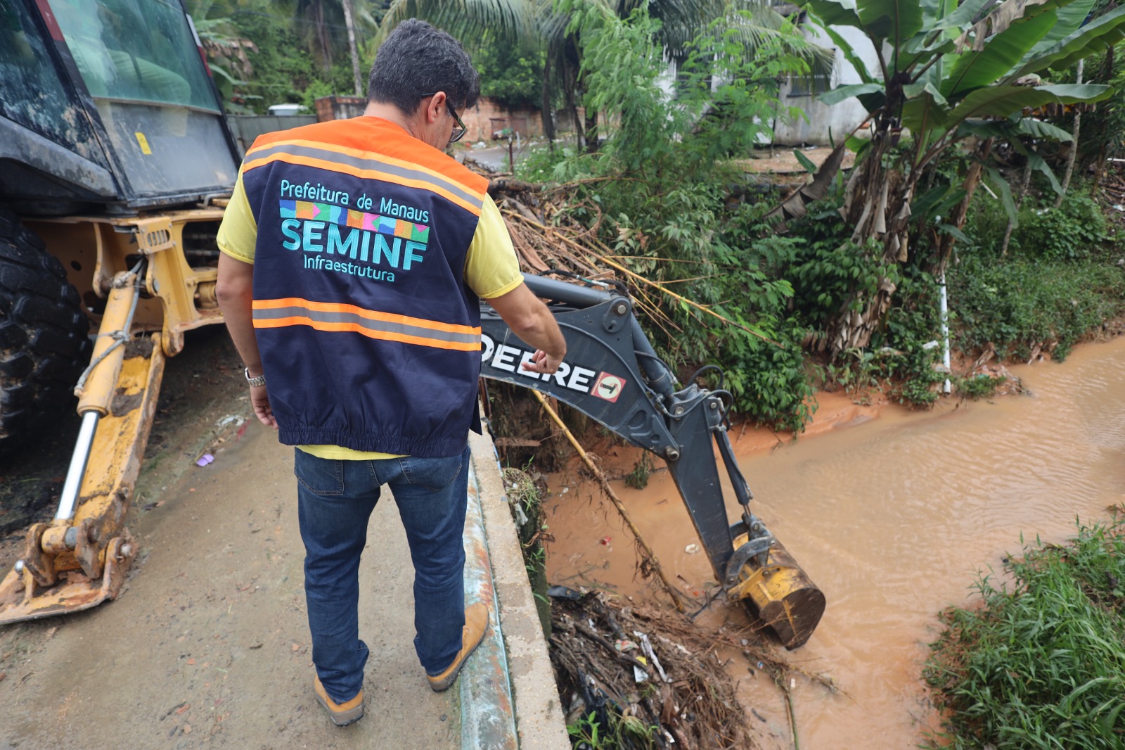 Como pronta resposta à chuva, Prefeitura de Manaus intensifica limpeza e desobstrução nas zonas Norte e Sul