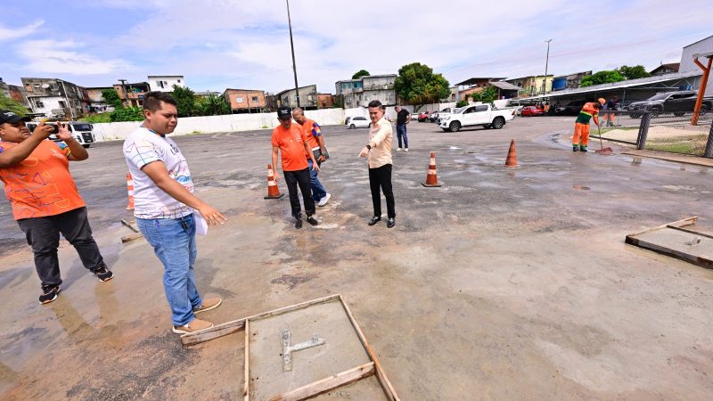 Prefeito David Almeida vistoria instalação da primeira estação meteorológica de Manaus