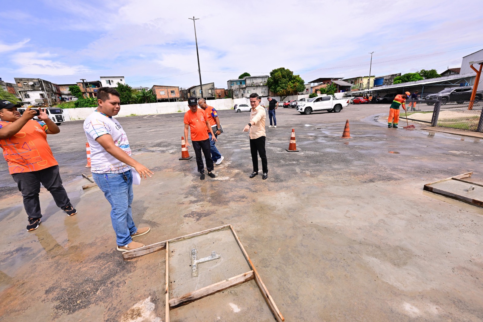Prefeito David Almeida vistoria instalação da primeira estação meteorológica de Manaus