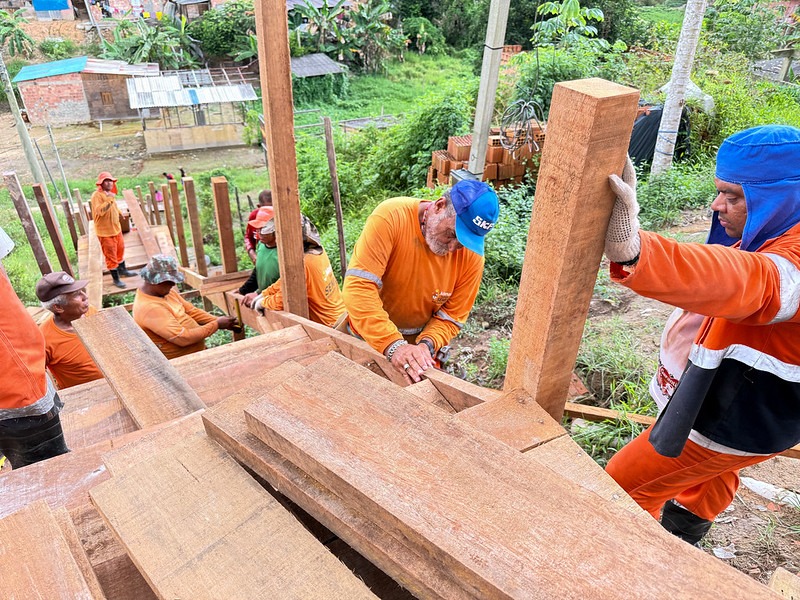 Prefeitura de Manaus leva mais acessibilidade à comunidade Nova Vitória com a construção da segunda escadaria