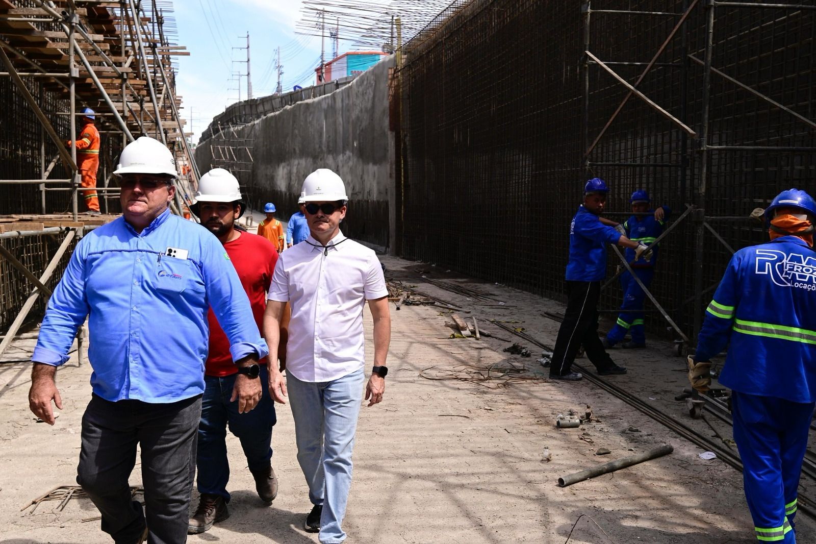 Prefeito David Almeida vistoria avanço das obras do complexo viário Rei Pelé na zona Leste