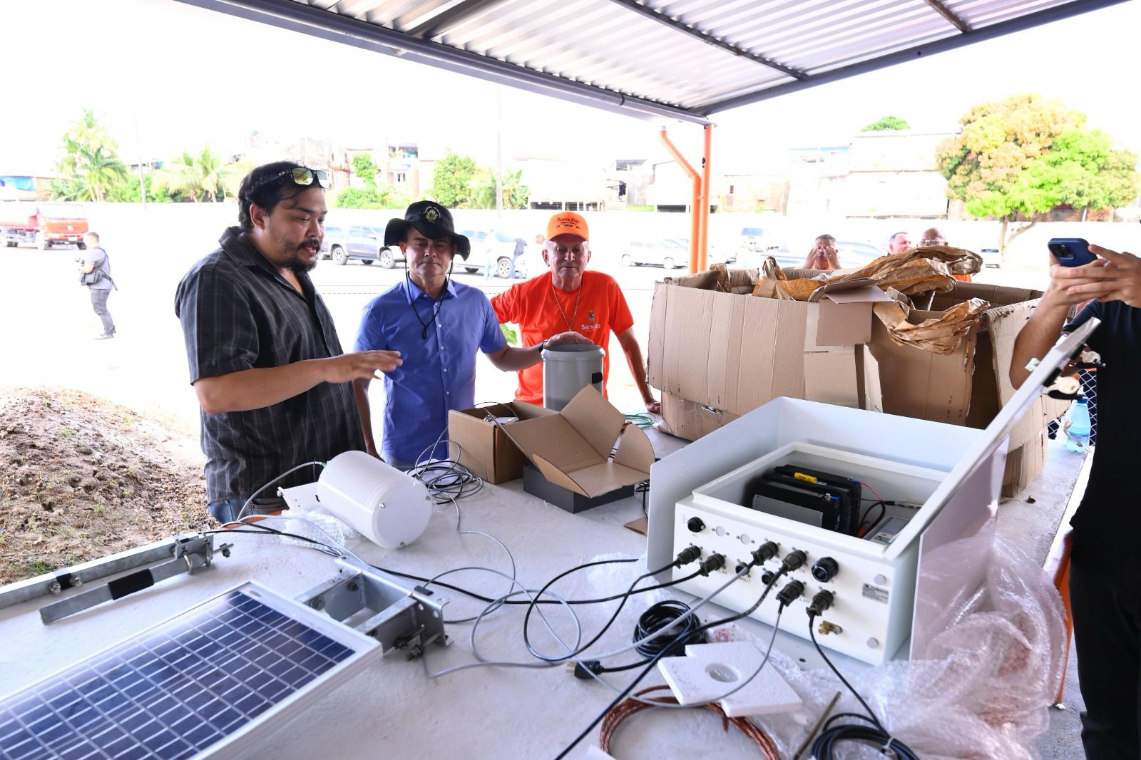 Prefeito David Almeida vistoria avanço na instalação da primeira estação meteorológica de Manaus