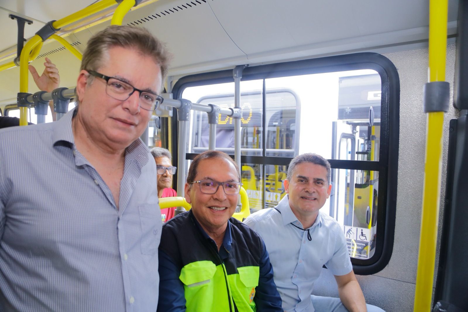 Com a meta de 120 ônibus novos neste ano, prefeito David Almeida entrega mais 23 ônibus e atinge a marca de 62 veículos renovados