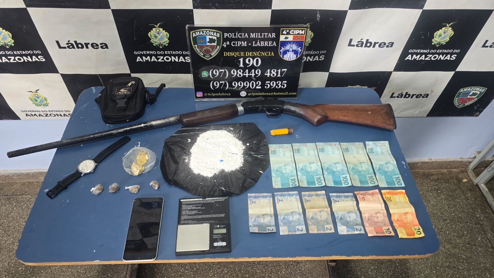 Polícia Militar do Amazonas prende homem com porções e trouxinhas de drogas e arma de fogo