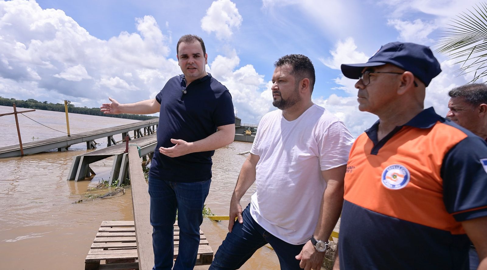 Em vistoria, Roberto Cidade cobra de DNIT ação efetiva para recuperação do Porto de Borba, que foi destruído por balsa de soja