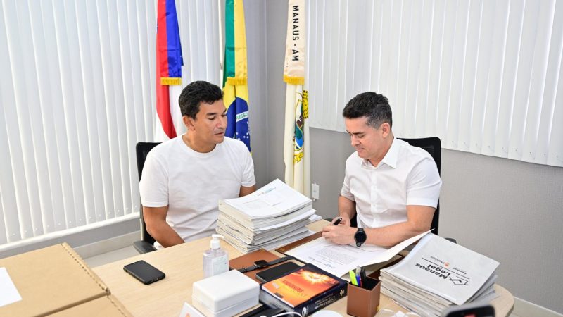 Prefeito David Almeida assina 403 novos processos de regularização fundiária para moradores do Novo Reino