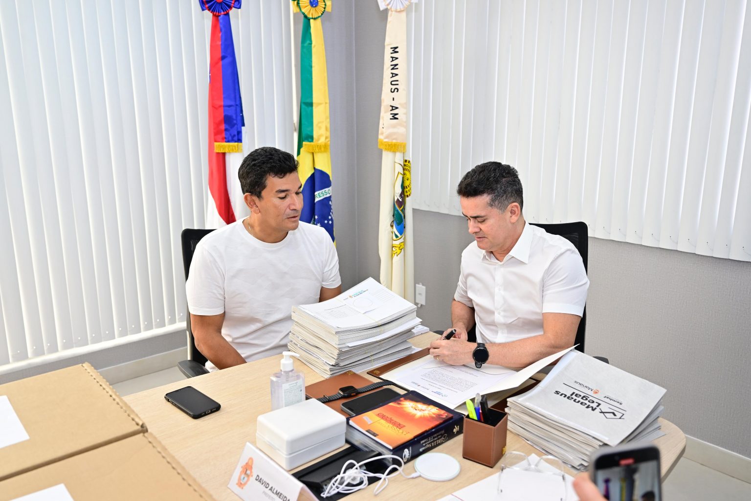 Prefeito David Almeida assina 403 novos processos de regularização fundiária para moradores do Novo Reino