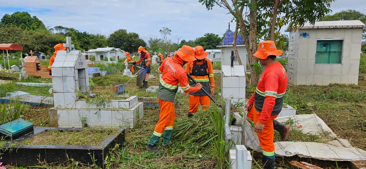 Prefeitura de Manaus realiza mutirão de limpeza nos cemitérios em preparação para o Dia das Mães