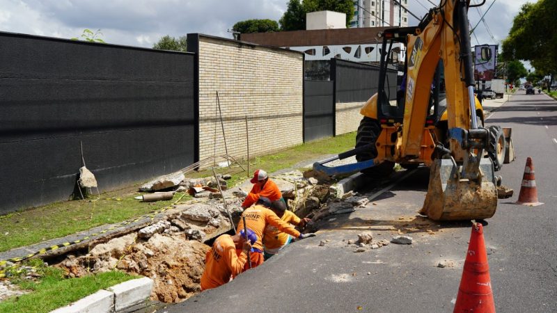 Prefeitura de Manaus recupera rede de drenagem profunda na avenida Umberto Calderaro Filho