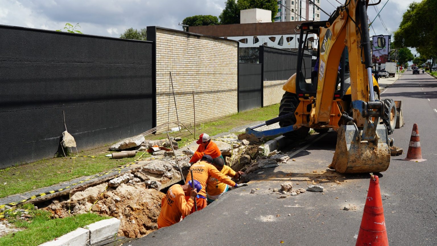 Prefeitura de Manaus recupera rede de drenagem profunda na avenida Umberto Calderaro Filho