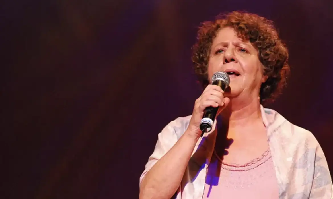 Morre a cantora e compositora Cristina Buarque