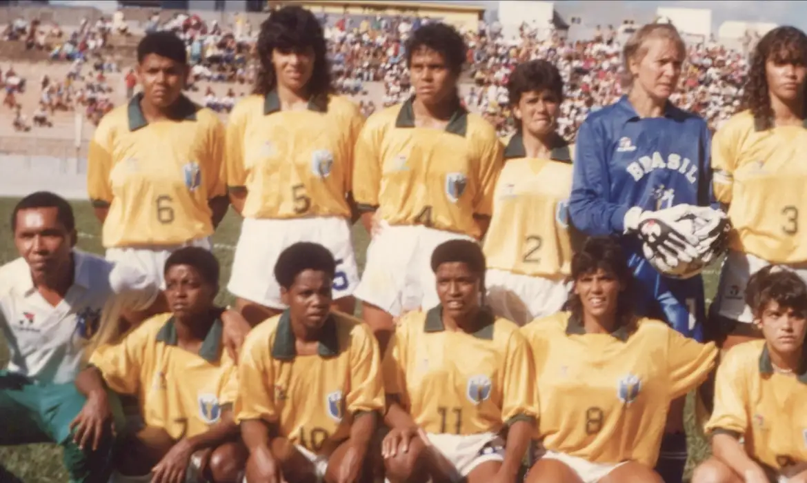 Primeira seleção feminina de futebol do Brasil é tema de documentário