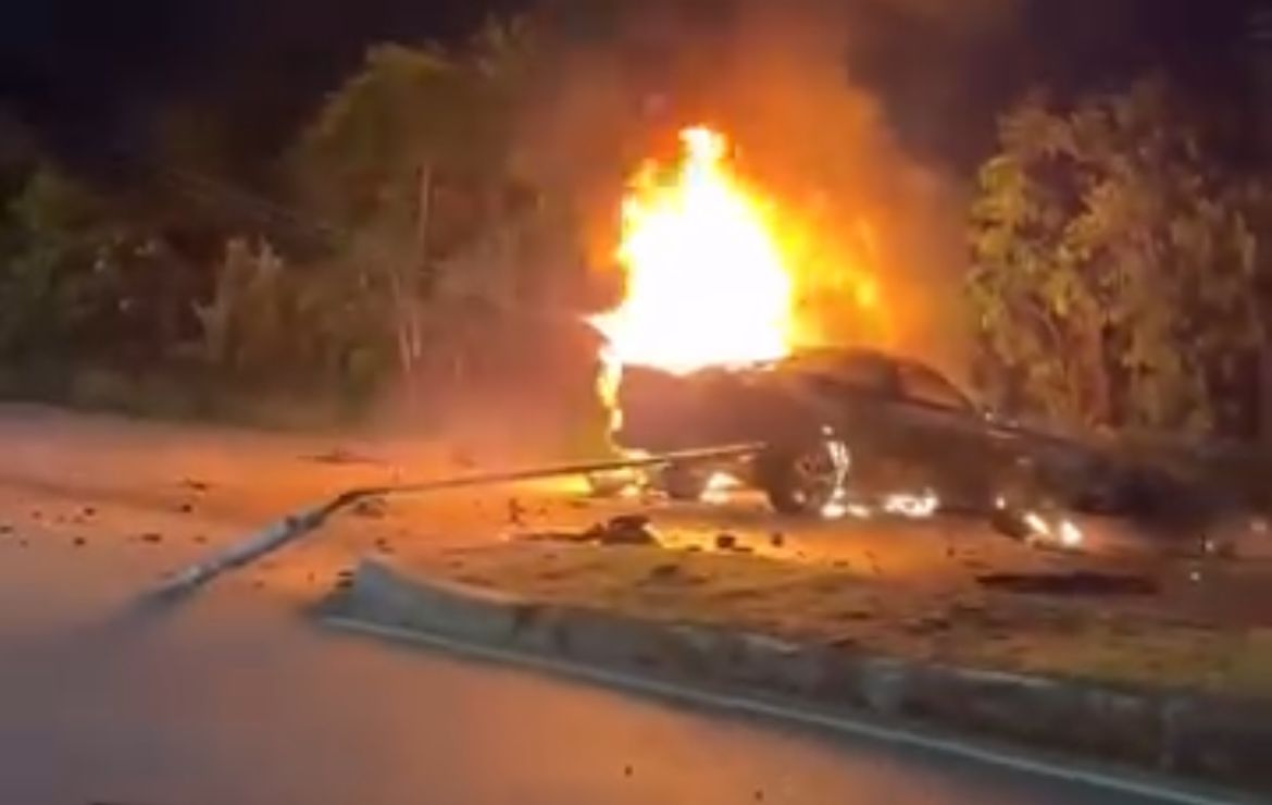 Carro pega fogo após colidir com postes em avenida de Manaus