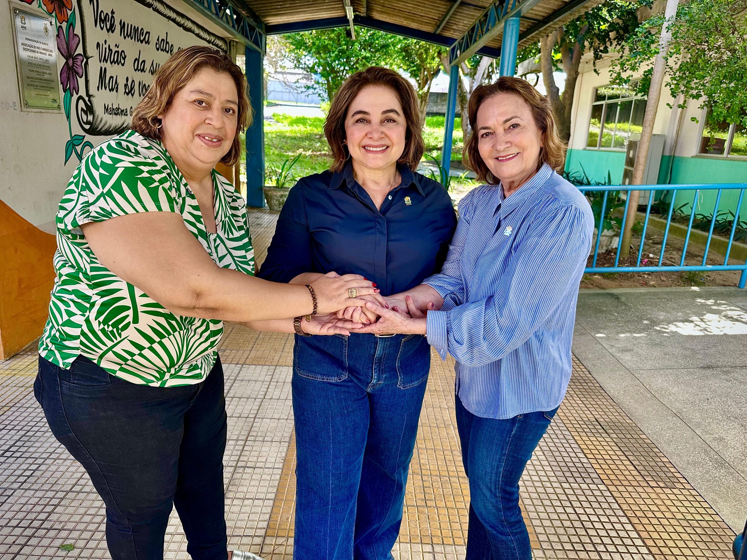 Maria do Carmo reforça compromisso com mães atípicas em visita à Apae