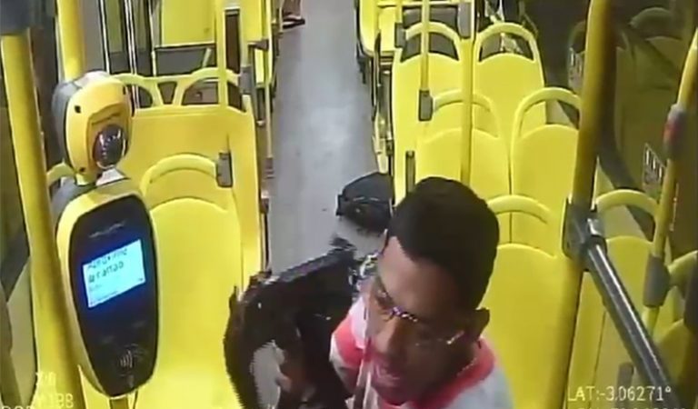 Assaltante usa submetralhadora em roubo a passageiros de ônibus