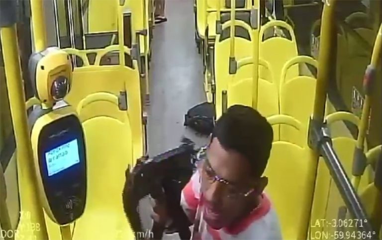 Assaltante usa submetralhadora em roubo a passageiros de ônibus