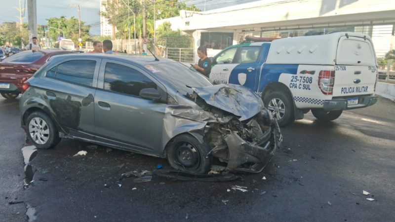 Colisão entre carro e micro-ônibus deixa feridos e trânsito caótico em avenida de Manaus