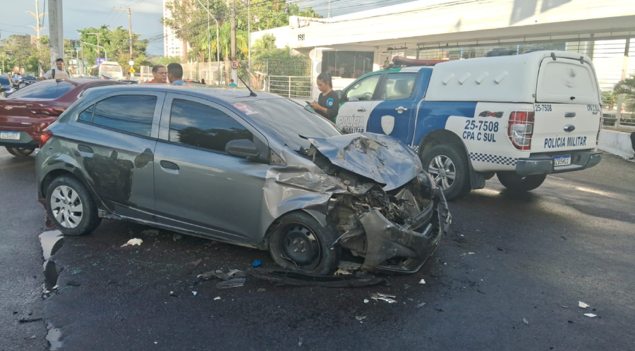 Colisão entre carro e micro-ônibus deixa feridos e trânsito caótico em avenida de Manaus