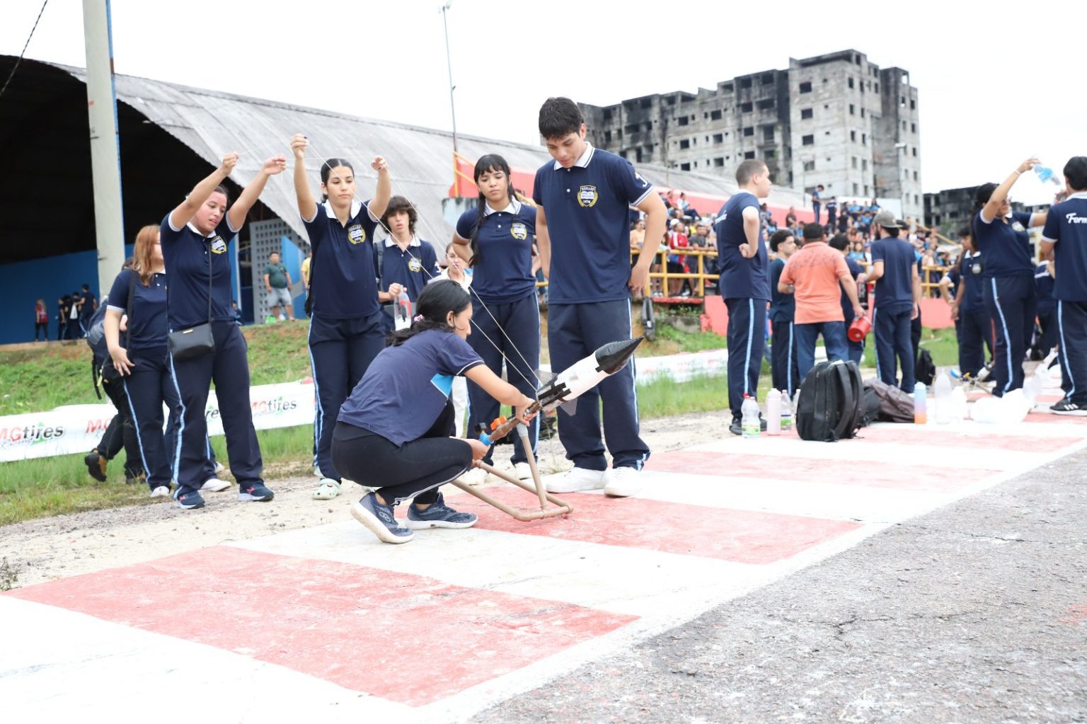 Alunos da Escola Maria Amélia realizam lançamento de foguetes em busca de índice para Olimpíada