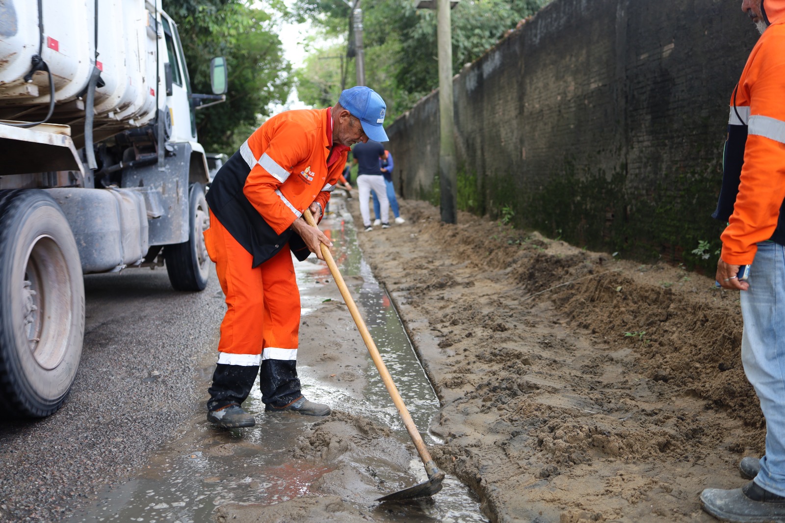 Prefeitura realiza ação preventiva no bairro São José Operário para evitar alagamentos