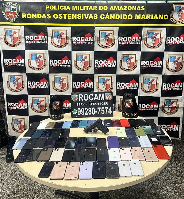 Polícia Militar do Amazonas prende trio suspeito de envolvimento em arrastões e recupera 62 celulares roubados