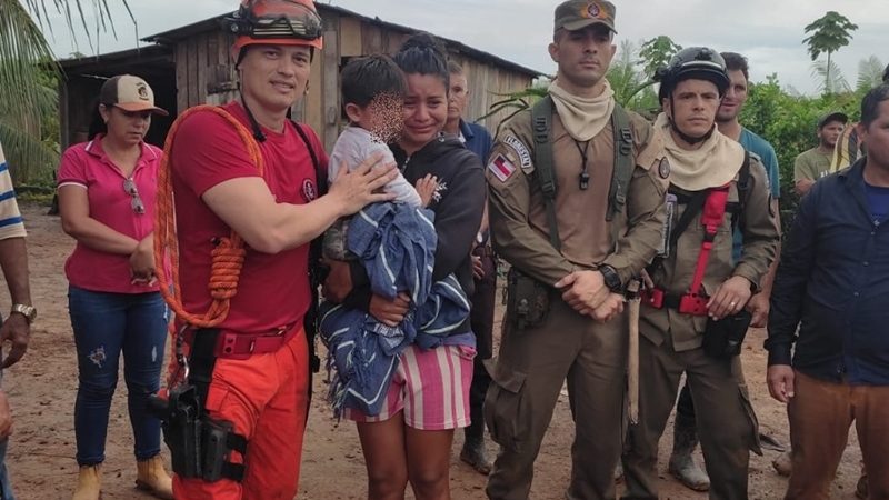 Menino de 2 anos é achado na mata com cães que o protegeram por 2 dias
