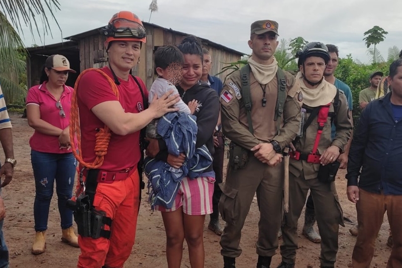 Menino de 2 anos é achado na mata com cães que o protegeram por 2 dias