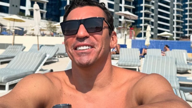 Lúcio, ex-zagueiro da Seleção Brasileira, é internado com queimaduras