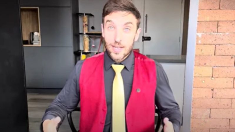 Léo Lins dá detalhes da saída de Juliana Oliveira do SBT: ‘Armadilha’