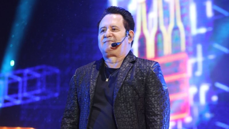 Após queda no palco, Marrone passa por cirurgia e segue em recuperação