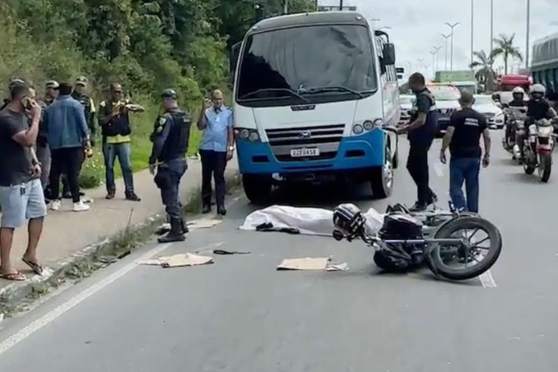 Motociclista morre ao ser ‘prensado’ por micro-ônibus; passageira fica ferida
