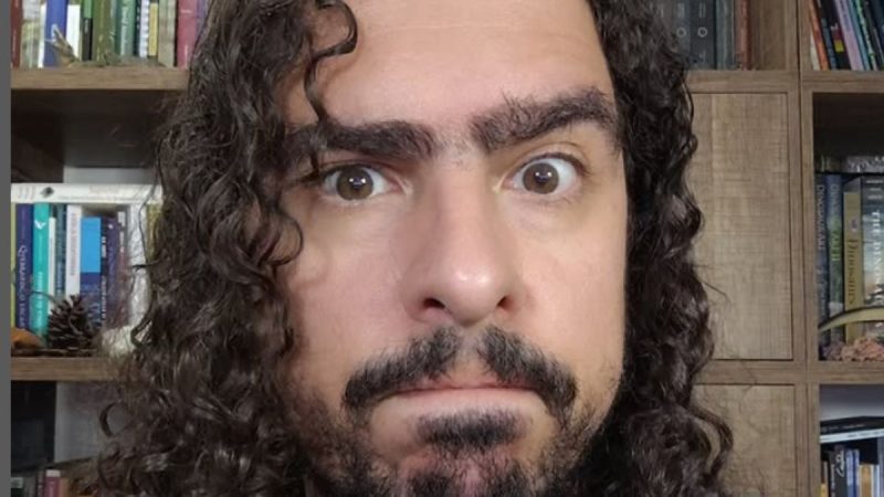 Youtuber sofre AVC e vai parar na UTI