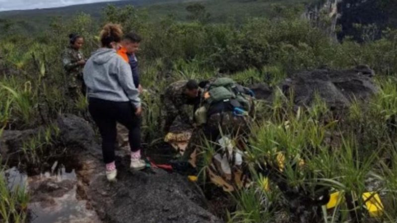 Após quatro dias de sofrimento, mulher é resgatada com a perna quebrada em serra do Amazonas