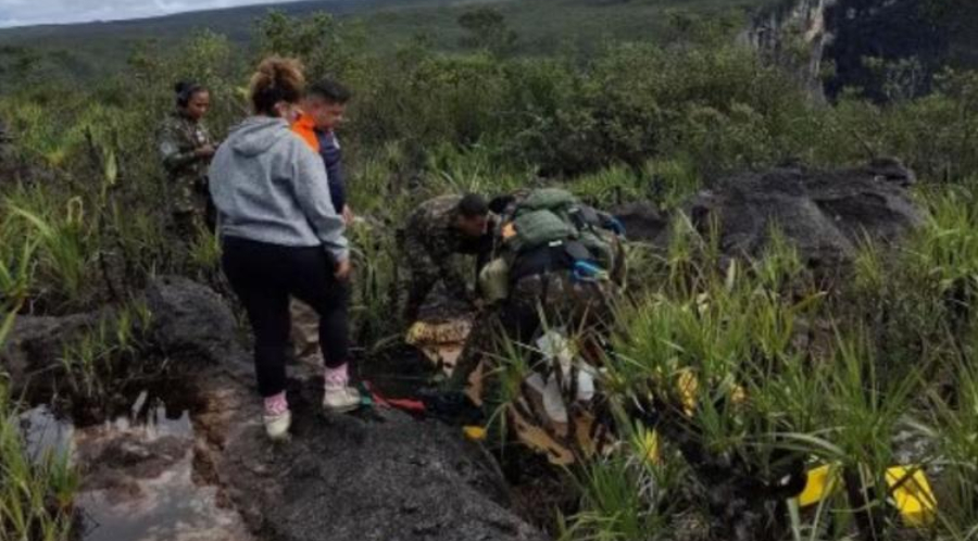 Após quatro dias de sofrimento, mulher é resgatada com a perna quebrada em serra do Amazonas