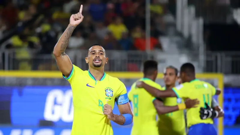 Brasil goleia Espanha e avança à semi do Mundial de futebol de areia