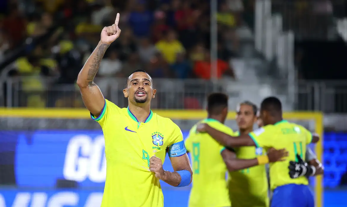 Brasil goleia Espanha e avança à semi do Mundial de futebol de areia