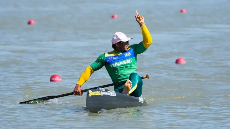 Isaquias Queiroz garante ouro na Copa do Mundo de canoagem velocidade