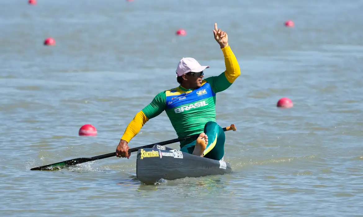 Isaquias Queiroz garante ouro na Copa do Mundo de canoagem velocidade