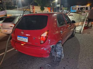 Entregador escapa da morte após ser atropelado por carro desgovernado em Manaus