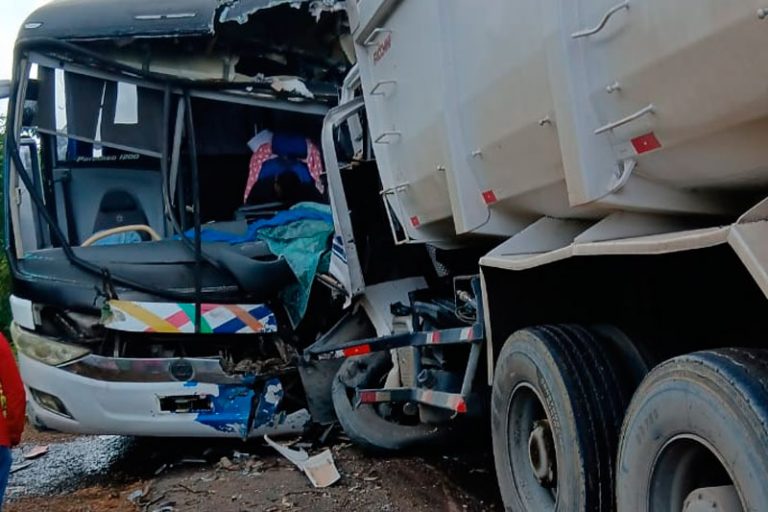 Acidente entre caçamba e ônibus mata 2 pessoas na AM-010, neste domingo
