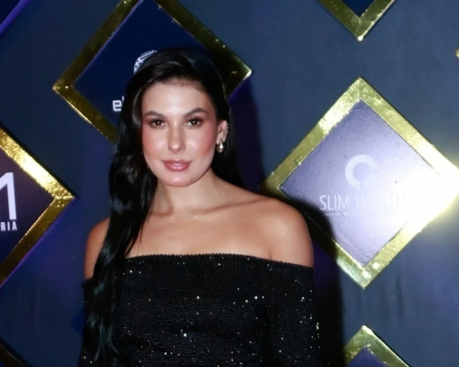 De biquíni, Ana Castela mostra corpão tatuado e coleciona elogios