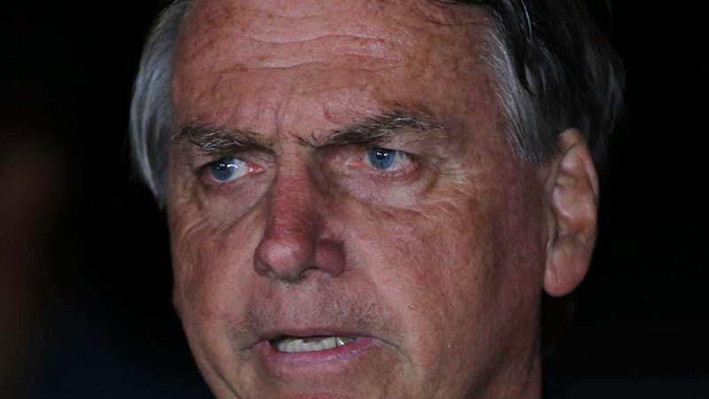 Bolsonaro passa mal após churrasco e é levado às pressas para Brasília