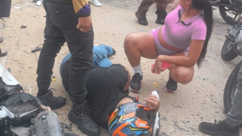 Moto é atingida por carro e casal arremessado próximo a praça de alimentação em Manaus