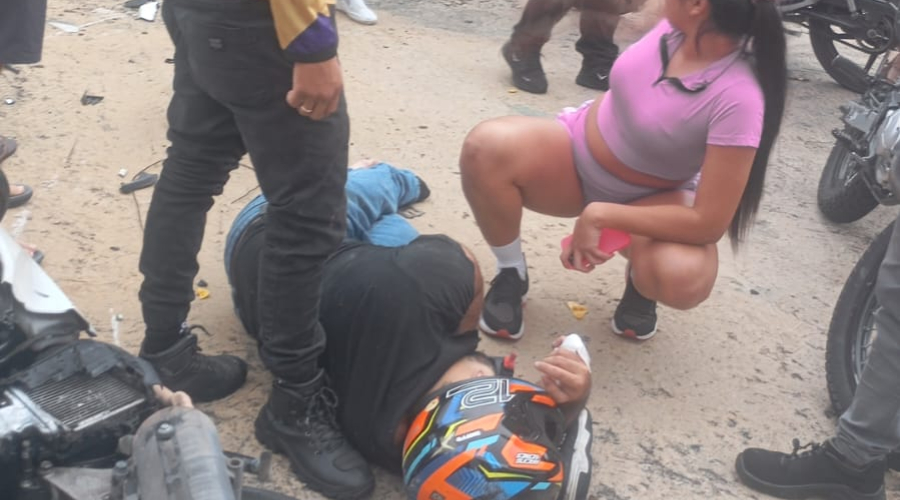 Moto é atingida por carro e casal arremessado próximo a praça de alimentação em Manaus