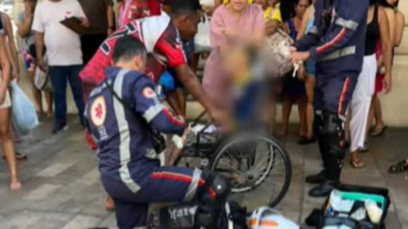 Homem detido por empurrar avô morto em cadeira de rodas no Centro de Manaus é solto