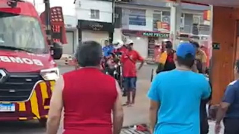 Homem é atacado com pauladas na cabeça no meio da rua em cidade do Amazonas