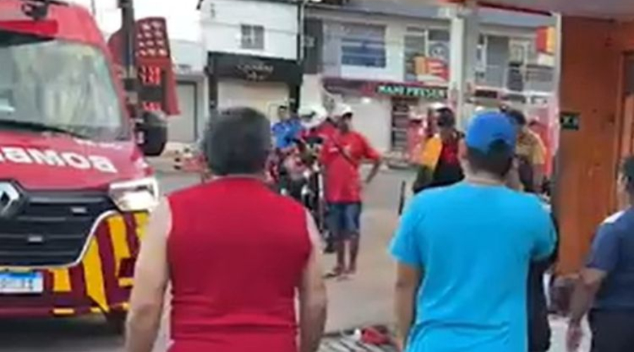 Homem é atacado com pauladas na cabeça no meio da rua em cidade do Amazonas