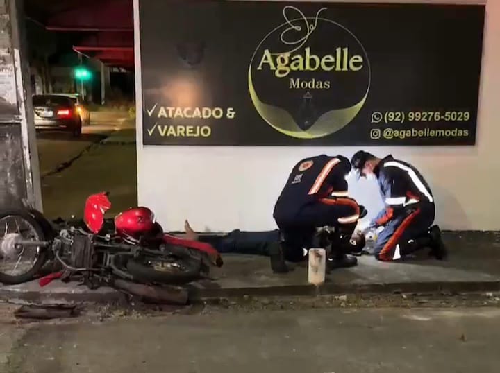 Motociclista colide com carro de aplicativo e fica gravemente ferido em Manaus